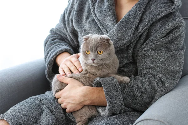 Tineri om cu drăguț amuzant pisica la domiciliu — Fotografie, imagine de stoc