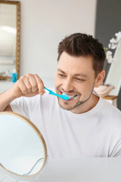 Hombre limpiando dientes en casa — Foto de Stock