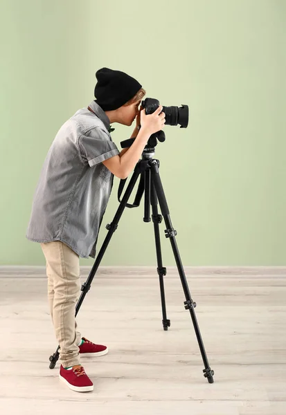 Roztomilý malý fotograf s profesionálním fotoaparátem uvnitř — Stock fotografie