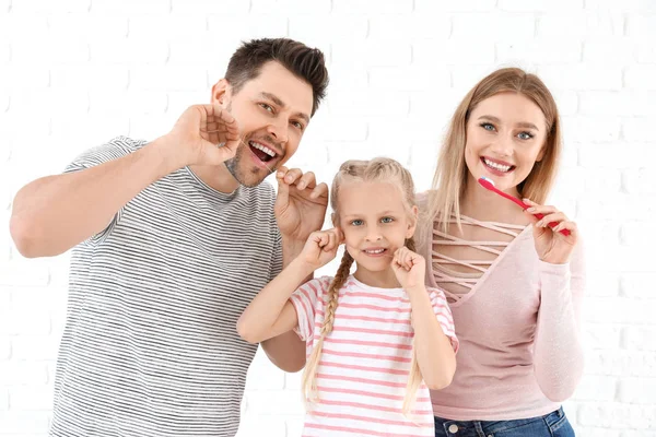 Семейная чистка зубов на белом фоне — стоковое фото