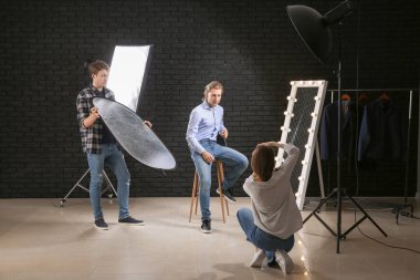 Stüdyo modeliyle çalışan profesyonel fotoğrafçı