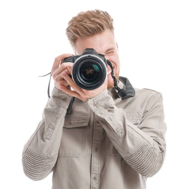 Beyaz arka planda genç erkek fotoğrafçı