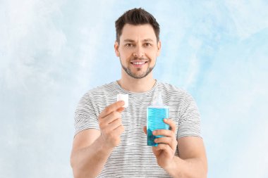 Işık arka planda ağız durulama ile adam