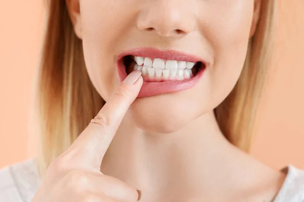 Beautiful woman with healthy teeth on color background, closeup — Stock Photo, Image