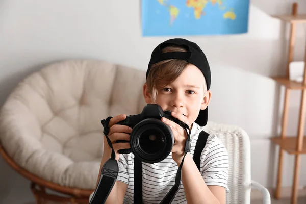 Söt liten fotograf med professionell kamera hemma — Stockfoto