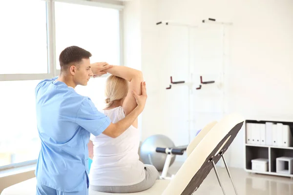 Physiotherapist working with mature patient in rehabilitation center — Stock Photo, Image