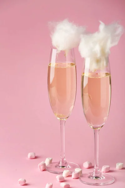 Bicchieri con gustoso cocktail di zucchero filato su sfondo colore — Foto Stock