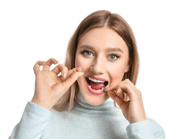 Kvinna tandtråd tänder på vit bakgrund — Stockfoto