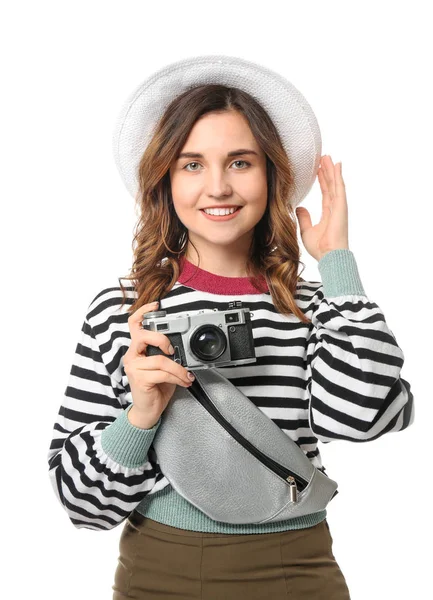 Vrouwelijke toerist met fotocamera op witte achtergrond — Stockfoto