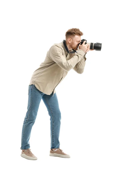 Jonge mannelijke fotograaf op witte achtergrond — Stockfoto