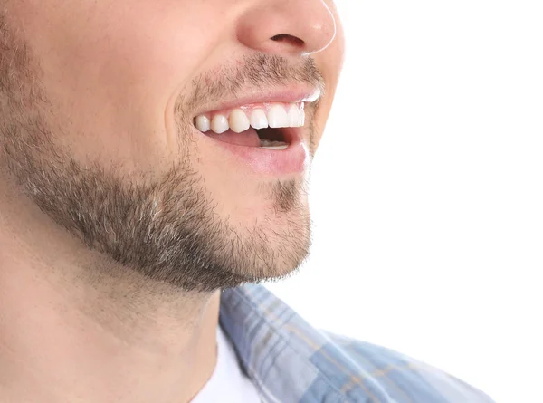 Hombre con dientes sanos sobre fondo blanco, primer plano —  Fotos de Stock