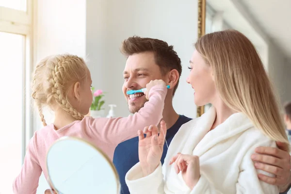 Familie putzt Zähne zu Hause — Stockfoto
