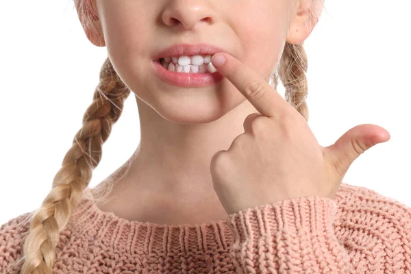Gadis kecil dengan gigi yang sehat di latar belakang putih, close-up — Stok Foto