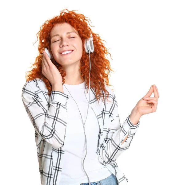 Mooie redhead vrouw luisteren naar muziek op witte achtergrond — Stockfoto