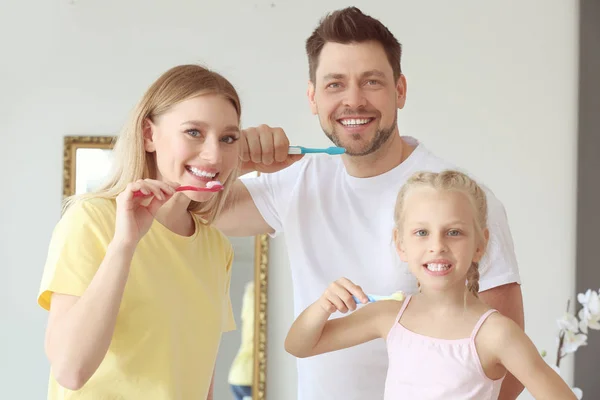 Family cleaning teeth at home — Stock Photo, Image