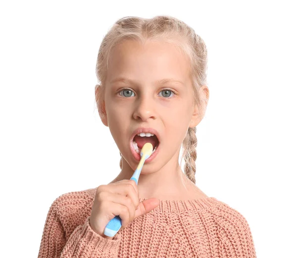 Menina limpando os dentes no fundo branco — Fotografia de Stock