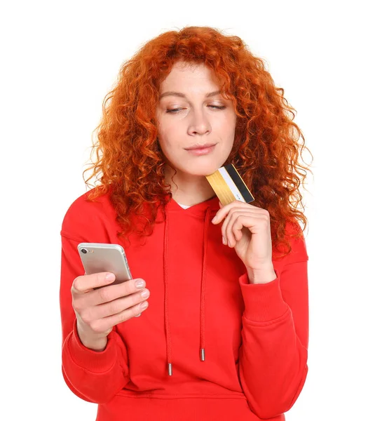 美丽的红发女人与手机和信用卡的白色背景 — 图库照片