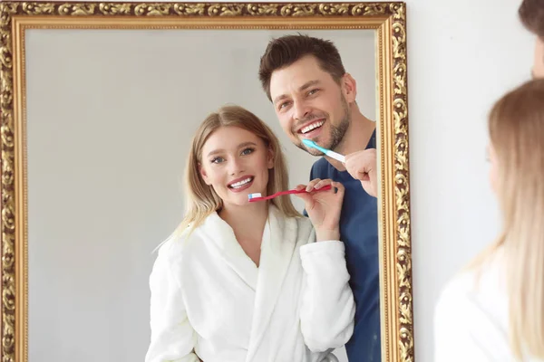 Pareja limpiando dientes en casa — Foto de Stock