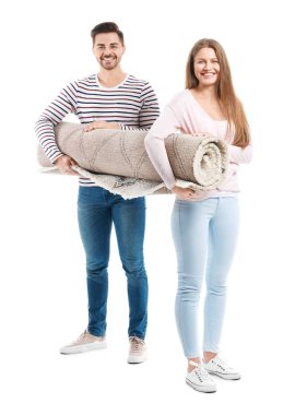 Genç çift beyaz arka planda haddeleme halı tutarak