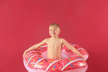 Renkli yüzüklü şirin bir çocuk.