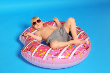 Renkli yüzüklü şirin bir çocuk.