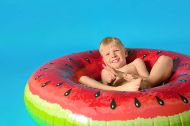 Renkli yüzüklü şirin bir çocuk.