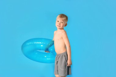 Renkli yüzüklü şirin bir çocuk.