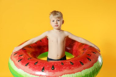 Renkli yüzüklü şirin bir çocuk.