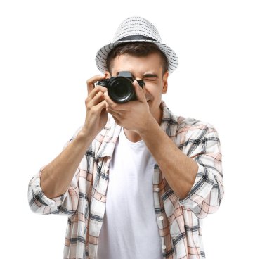 Beyaz arka planda erkek fotoğrafçı