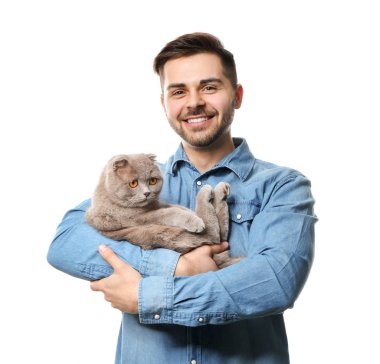 Beyaz arka planda sevimli komik kedi ile genç adam