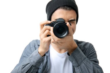 Beyaz arka planda erkek fotoğrafçı