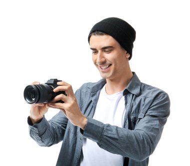 Beyaz arka planda erkek fotoğrafçı