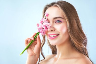 Sümbül çiçekli güzel bir genç kadın.