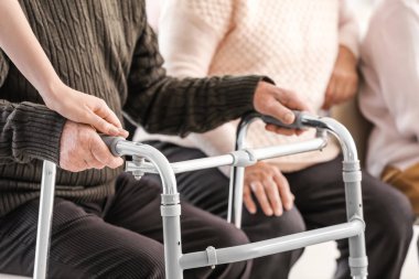 Genç caregiver hemşirelik evde kıdemli insanlar bakıyor