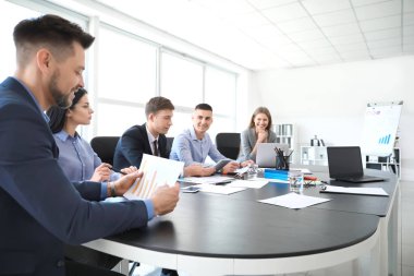 Ofiste toplanan iş adamları.