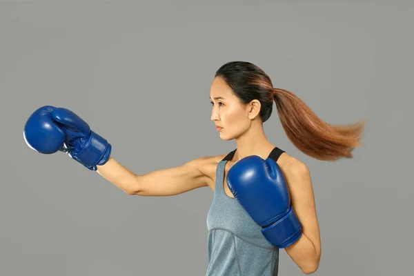 灰色背景的亚洲女拳击手 — 图库照片