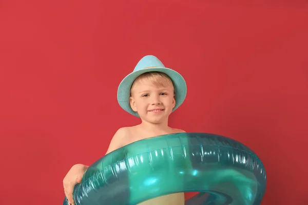 Милий маленький хлопчик з надувним кільцем на кольоровому фоні — стокове фото