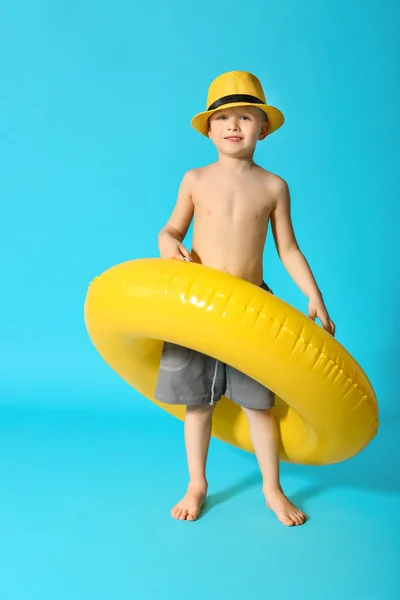 色の背景に膨脹可能なリングと帽子を持つかわいい男の子 — ストック写真