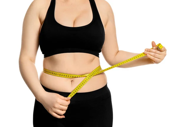 Mulher com excesso de peso com fita métrica em fundo branco. Conceito de perda de peso — Fotografia de Stock