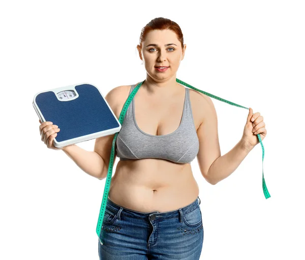 Mujer con sobrepeso con cinta métrica y balanzas sobre fondo blanco. Concepto de pérdida de peso — Foto de Stock