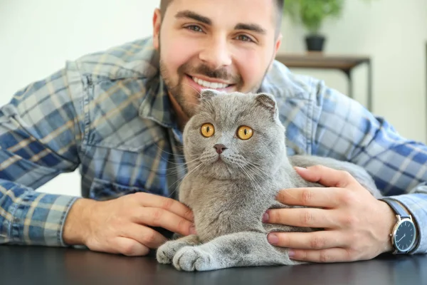 Jeune homme avec chat drôle mignon à la maison — Photo