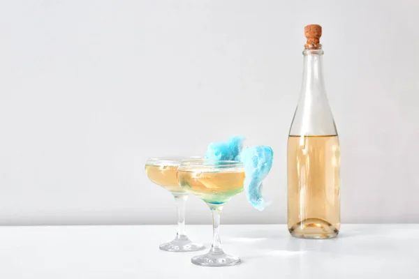 Glasses with cotton candy cocktail on white table — Stock Photo, Image