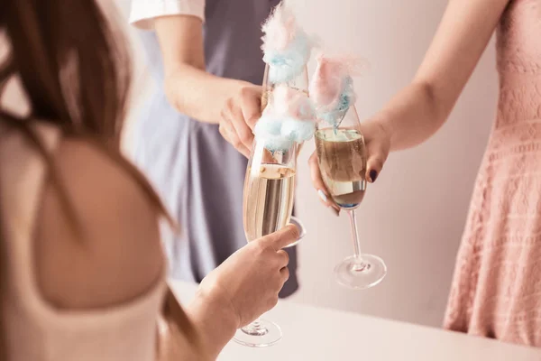 Kvinnor spottar glasögon med sockervadd cocktail på fest — Stockfoto