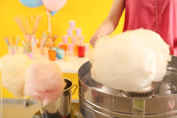 Woman making cotton candy at fair — Stock Photo, Image