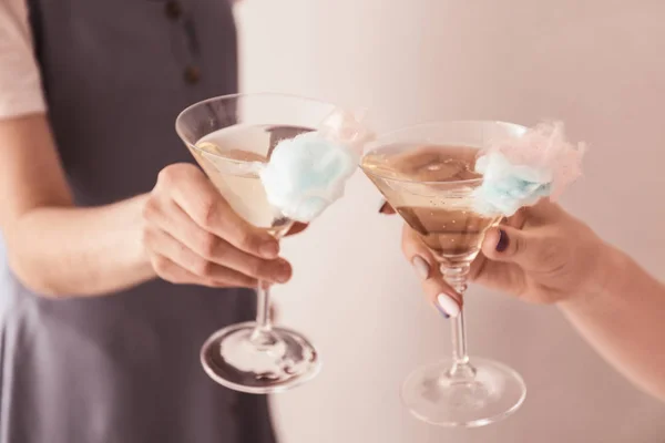 Women clinking glasses with cotton candy cocktail at party — Stock Photo, Image