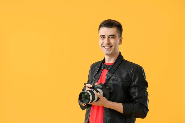 Male photographer on color background — Stock Photo, Image