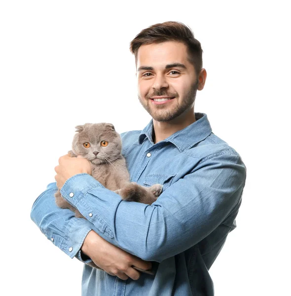 Jeune homme avec chat drôle mignon sur fond blanc — Photo