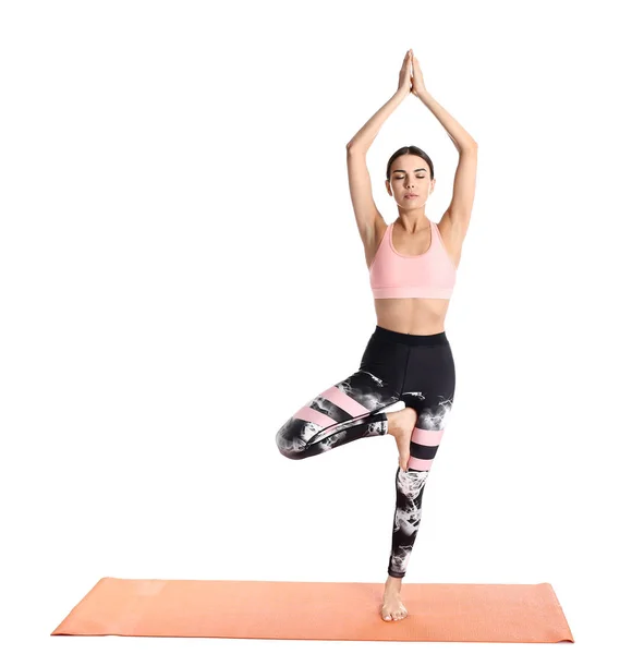 Mujer deportiva practicando yoga sobre fondo blanco — Foto de Stock