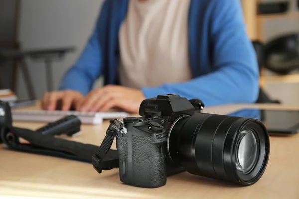 テーブルの上の現代のフォトカメラ — ストック写真