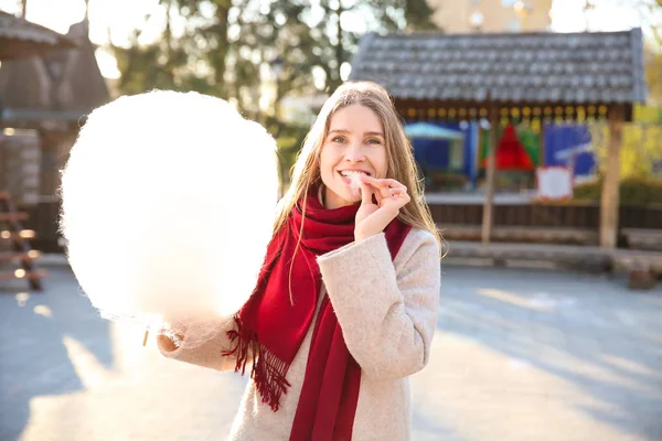 Mujer con dulce algodón de azúcar al aire libre —  Fotos de Stock